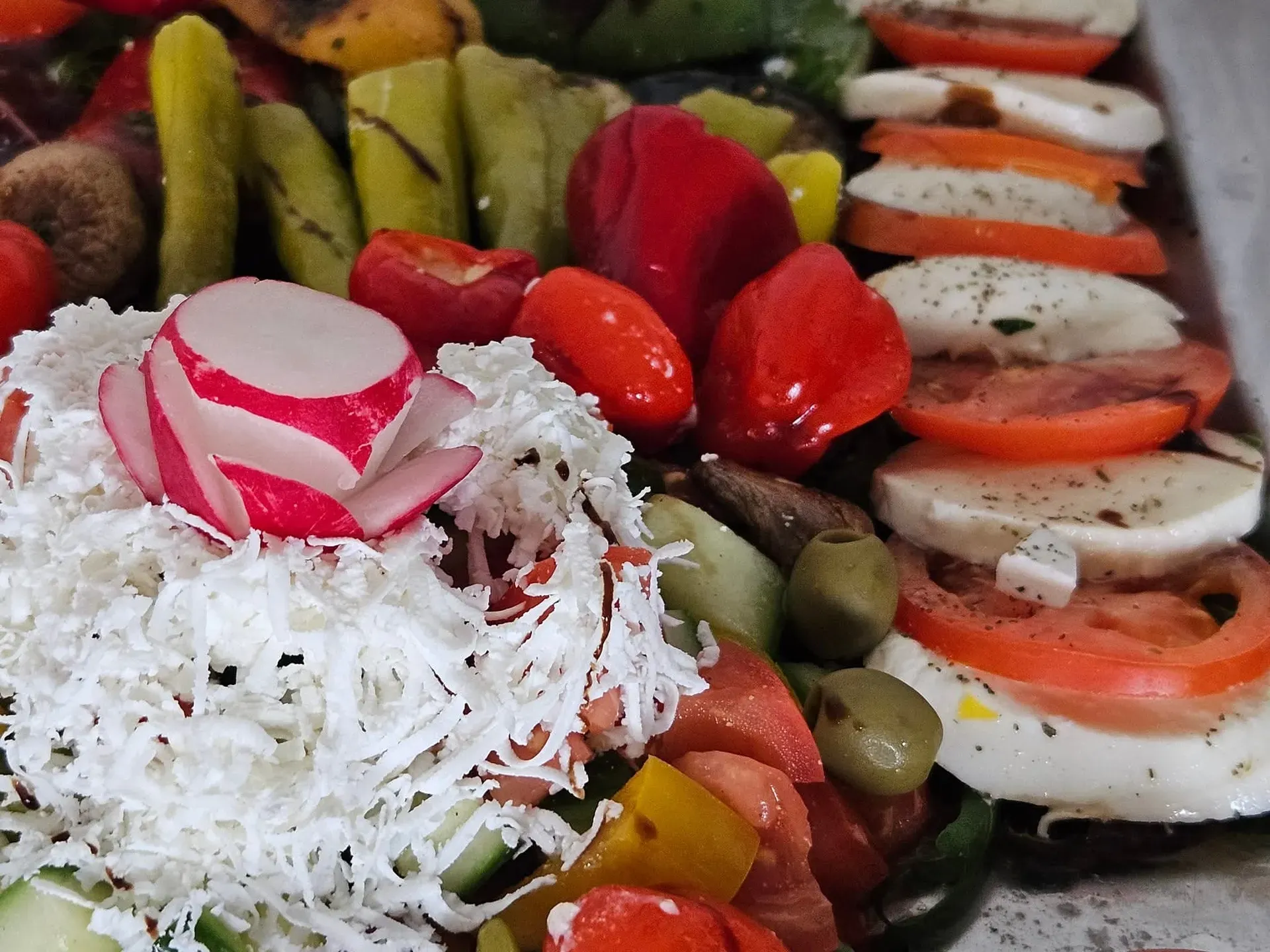 Antipasti-Platte mit Mozzarella, Paprika, Oliven und Radieschen