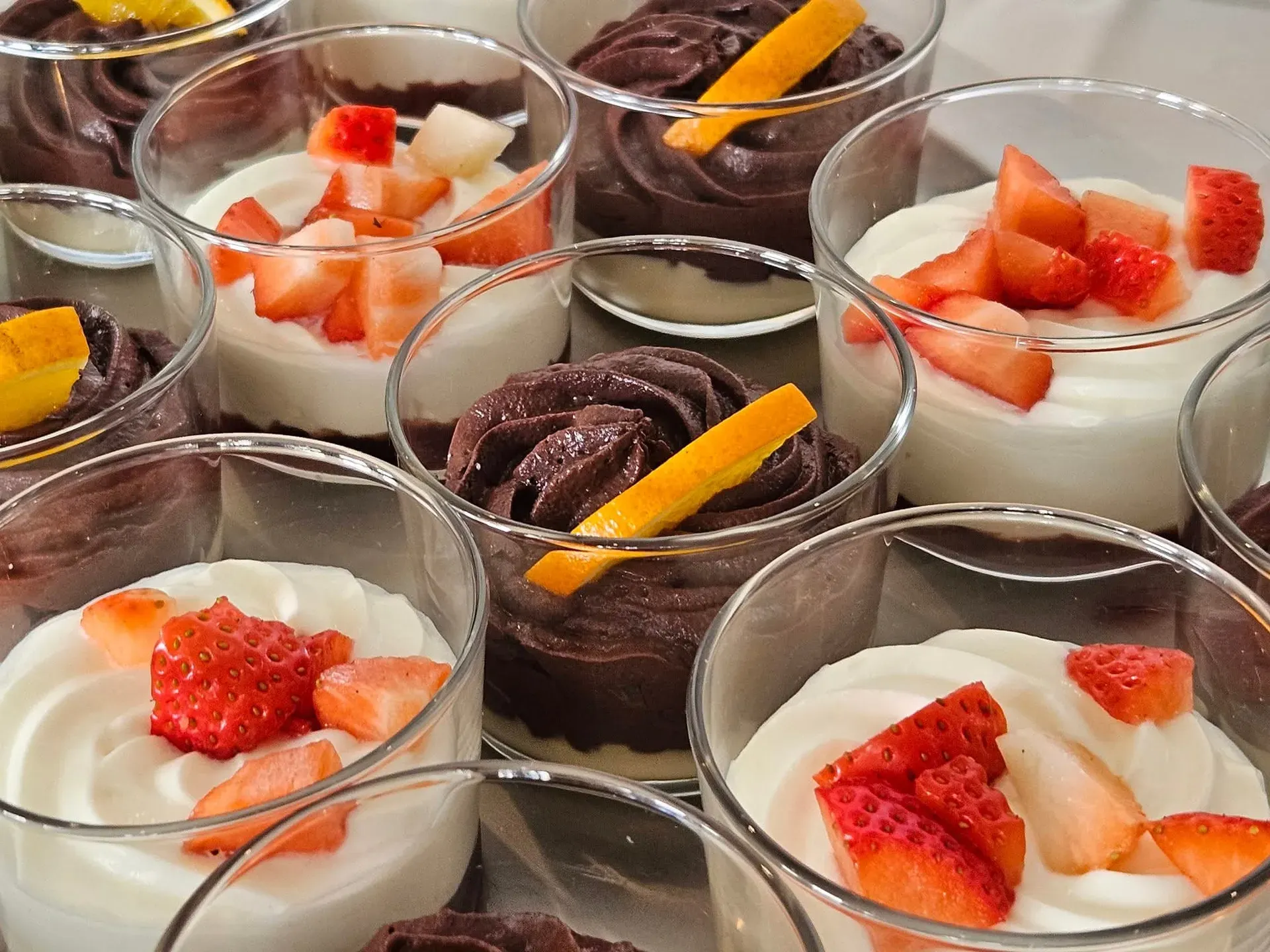 Dessert-Gläser mit Schokoladen-Mousse und Vanillecreme mit Erdbeeren