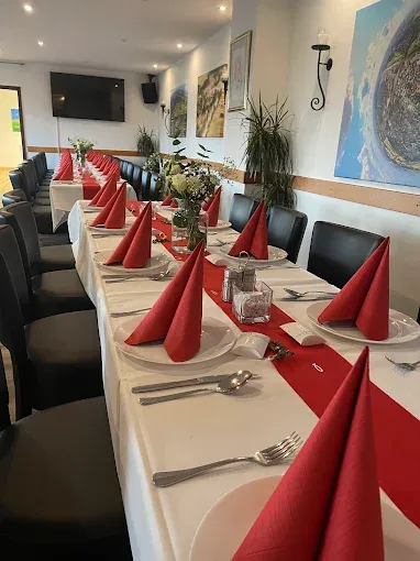 Gedeckte Tafel mit roten Servietten