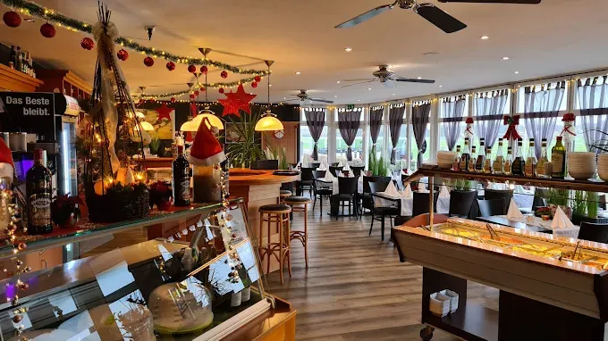 Gastraum mit Theke und Weihnachtsdekoration