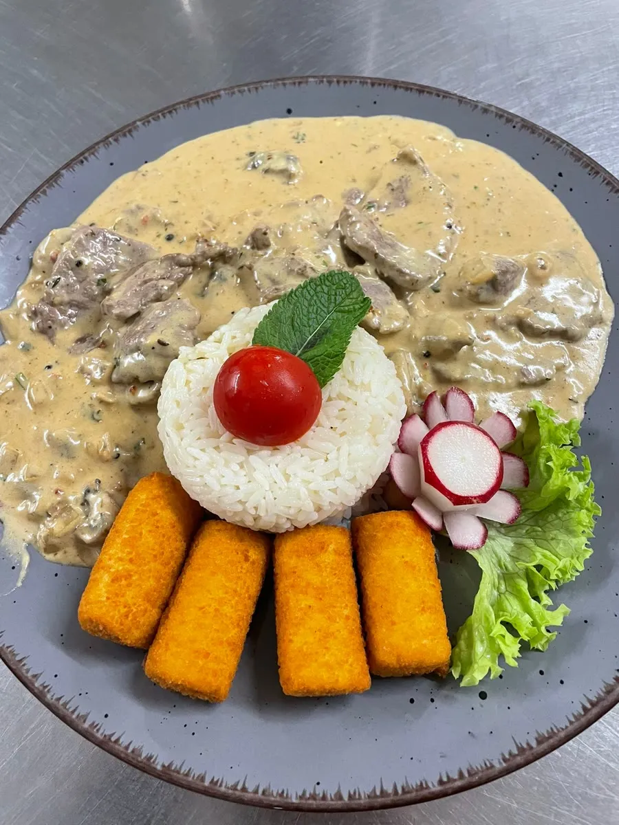 Geschnetzeltes in Rahmsoße mit Reis und Kroketten