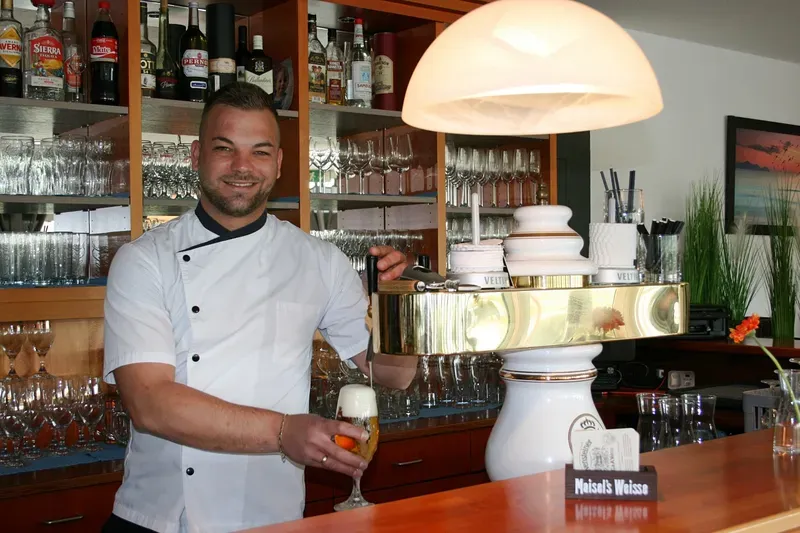 Der Inhaber des Restaurant am Flugplatz