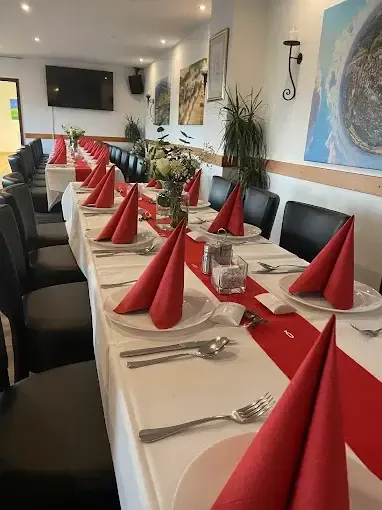 Festlich gedeckte Tafel im Gastraum