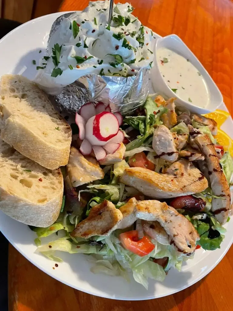 Salat mit gegrilltem Hähnchen, Ofenkartoffel und Kräuterquark