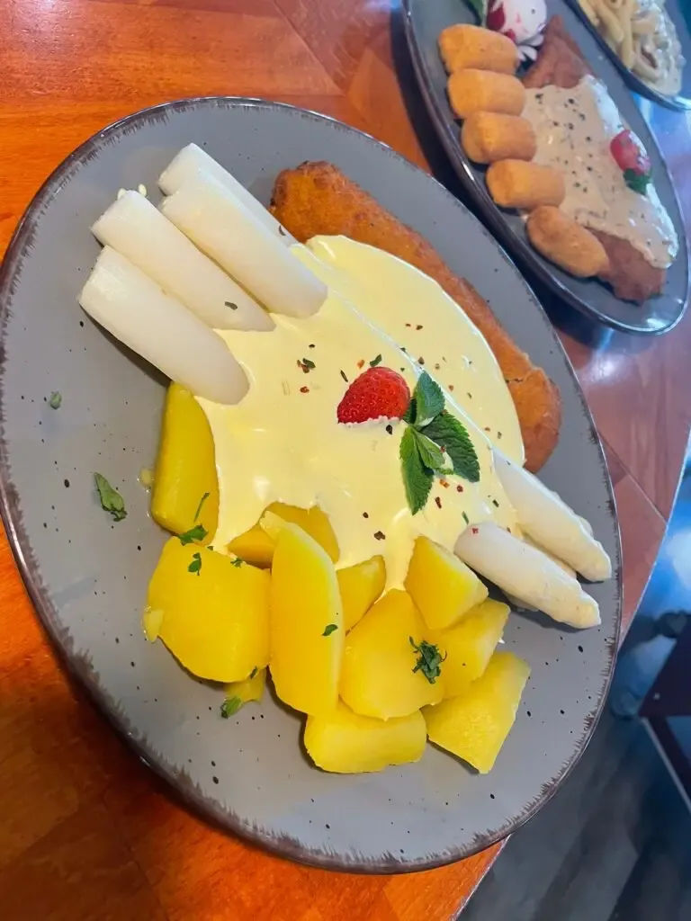 Spargel mit Schnitzel, Sauce Hollandaise und Kartoffeln