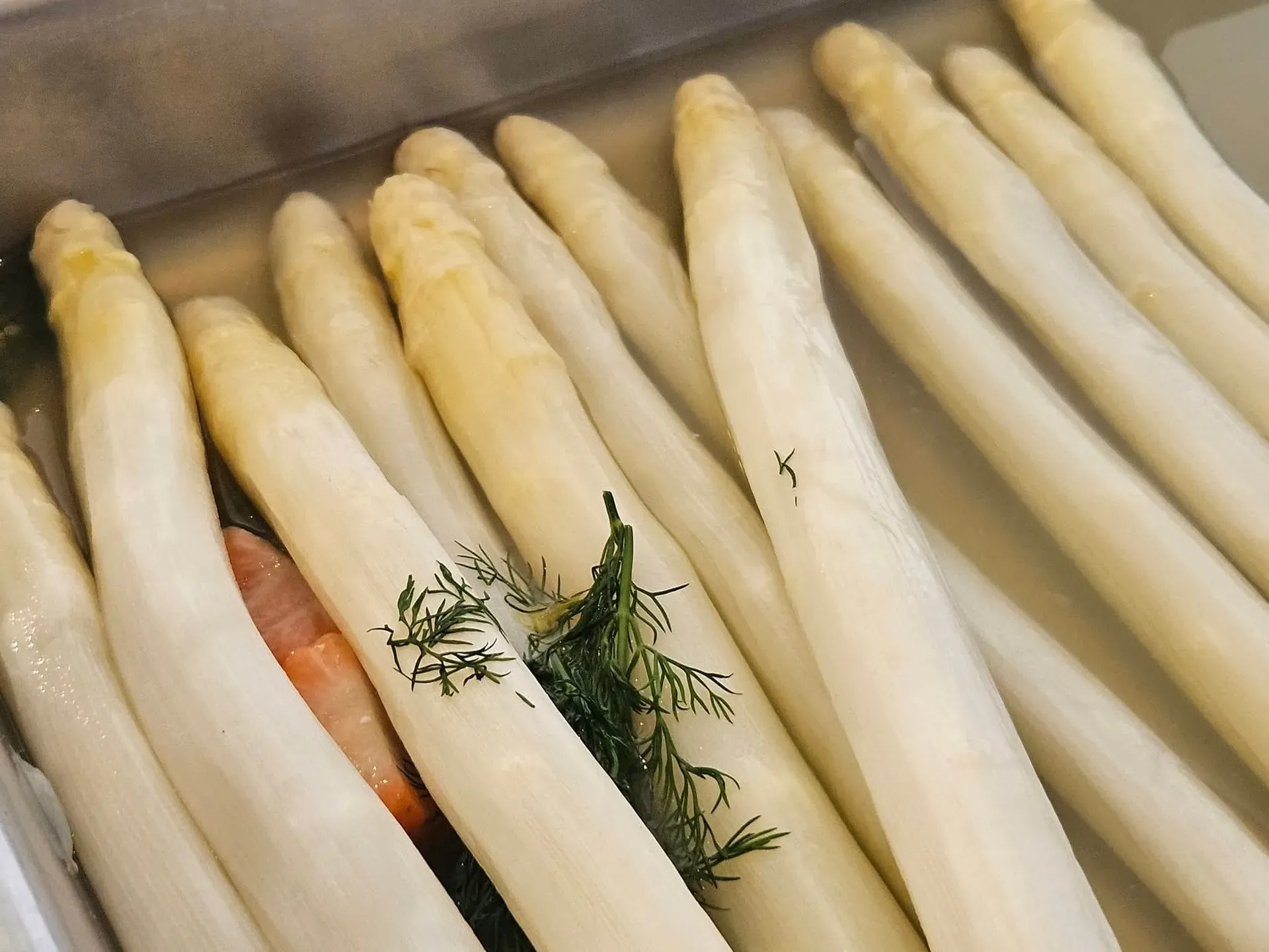 Frischer weißer Spargel der Saison