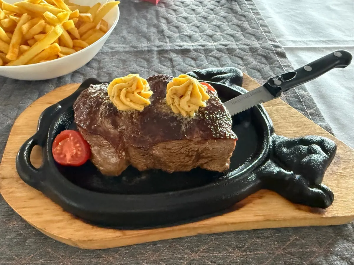 Saftiges Steak mit Kräuterbutter auf Gusseisenpfanne